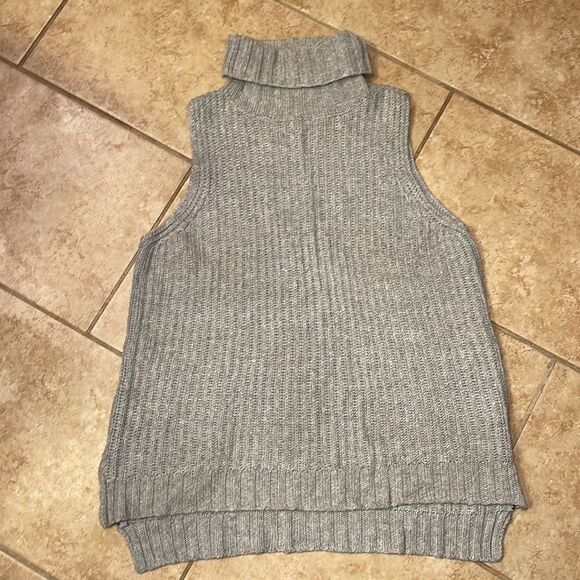 Gray sleeveless sweater  - Picture 1 of 7